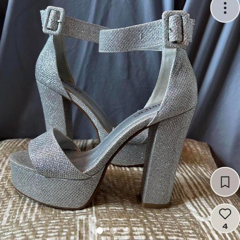 Women's Silver and Grey Courts